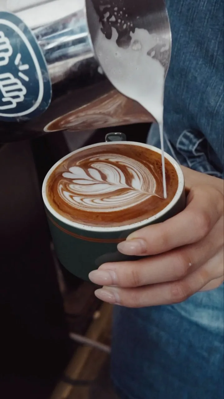 Latte art being poured at Café The Bethel.